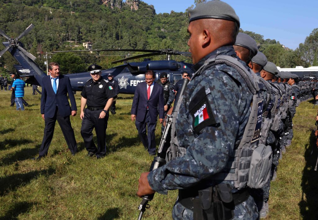 Manelich Castilla Craviotto y Enrique Galindo Ceballos durante el arribo de la Gendarmería a Valle de Bravo. 