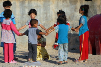 Niños iraquíes desplazados de Wadi Osaj por los combates de kurdos y yihadistas en Jalawla juegan en un refugio cerca de Khanaqin 