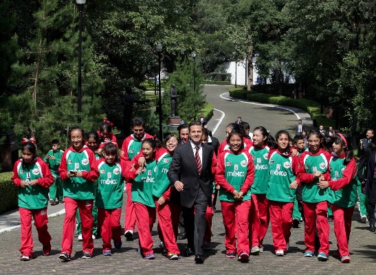 El 25 de octubre recibió en la residencia oficial de Los Pinos a los niños triquis y las niñas poblanas que ganaron el VI Festival Mundial de Mini Bal