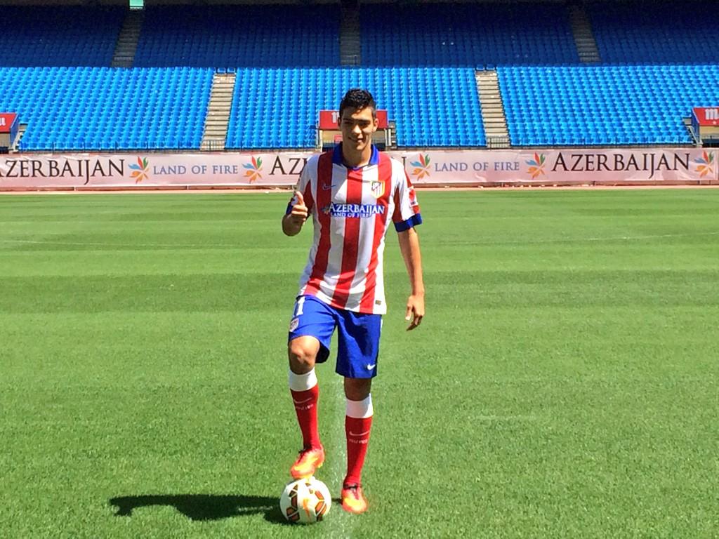 Raúl Jiménez posa en el estadio Vicente Calderón.