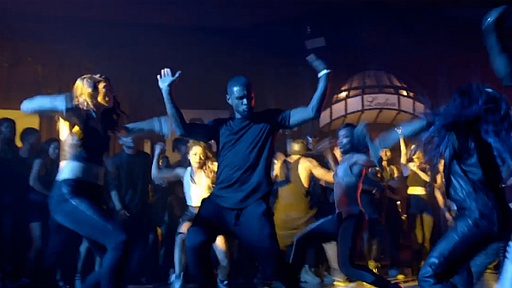 Usher acapara la atención al centro de la pista de baile. 