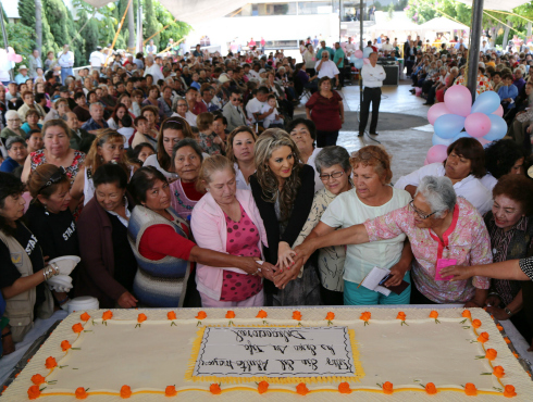 Adultos mayores parten su pastel junto con la jefa delegacional, Nora Arias, en Gustavo A. Madero.
