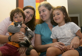 Ana Elisa Leiderman (d) y Verónica Botero (i), con sus hijos, Raquel (d), de 6 años, y Ari (i), de 4, concebidos por inseminación artificial, en Medel