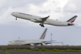 Un avión Airbus 340 de Air France despega del aeropuerto Roissy-Charles-de-Gaulle, en Roissy-en-France, cerca de París
