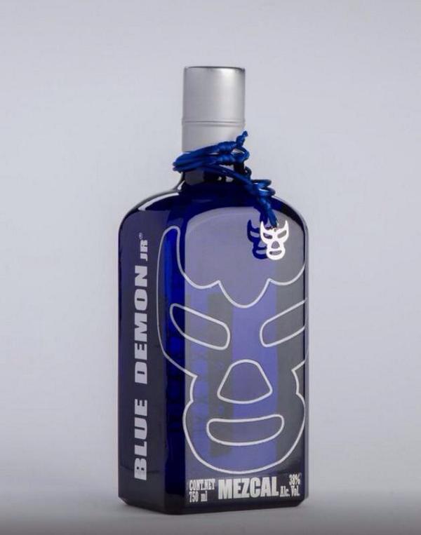 La botella del mezcal de Blue Demon Jr. asemeja a la máscara del luchador mexicano
