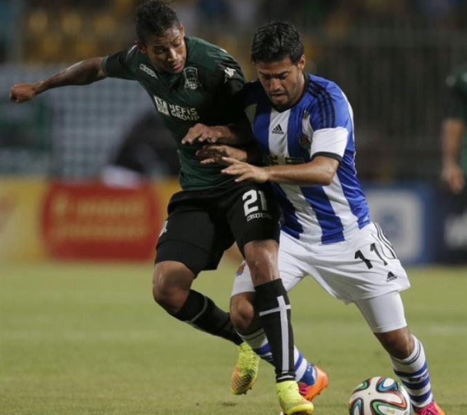 Carlos Vela disputa un balón 