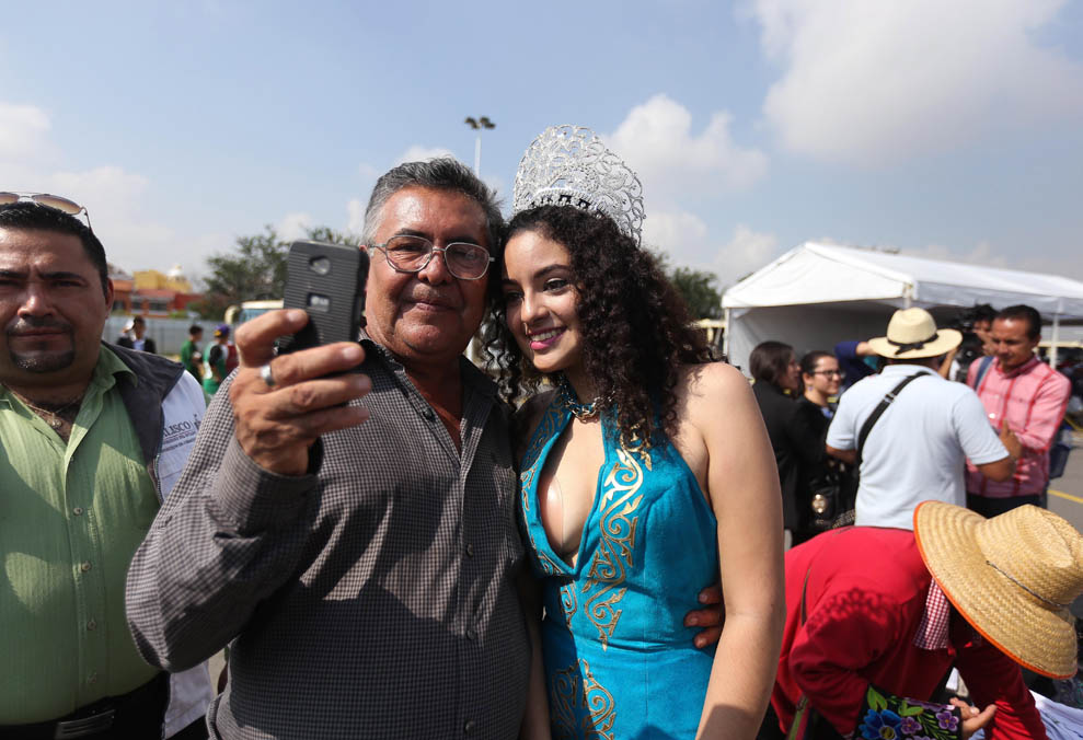 Dormidos, selfies y una reina de belleza en visita de Peña Nieto a Guadalajara