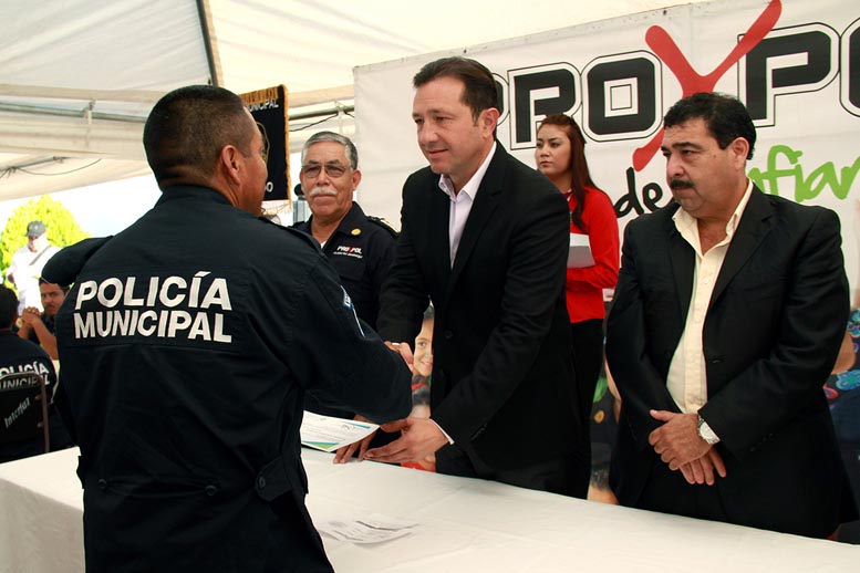 El alcalde encabezó la ceremonia de graduación de los nuevos elementos.