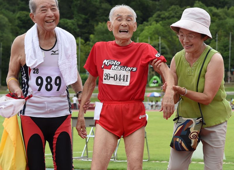 Hidekichi Miyazaki (centro) 