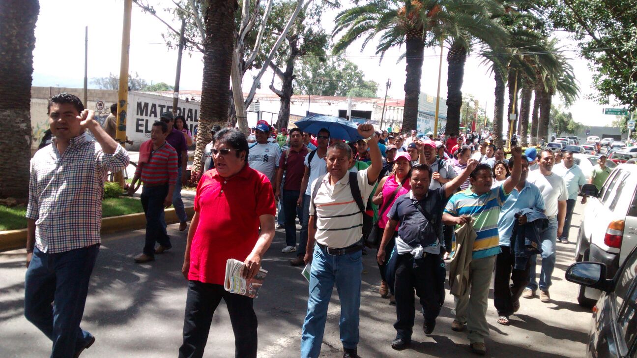 Los integrantes de la sección 22 durante la marcha.