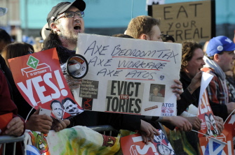 Manifestantes favorables a la independencia de Escocia, ante el local donde David Cameron se dirigió a los escoceses esta noche