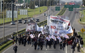 Manifestantes marchan en la carretera Panamericana en Buenos Aires, en apoyo de la huelga nacional en Argentina. 