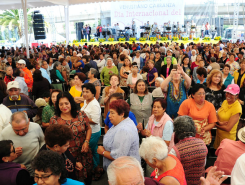 Más de nueve mil adultos mayores bailaron a ritmo de danzón y tropical en la delegación Venustiano Carranza.
