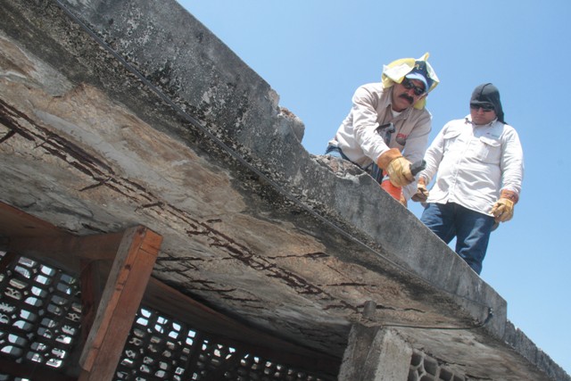 La revisión se realizó sin avisar a los comerciantes, quienes molestos detuvieron de forma momentánea los trabajos, que fueron reactivados una vez que