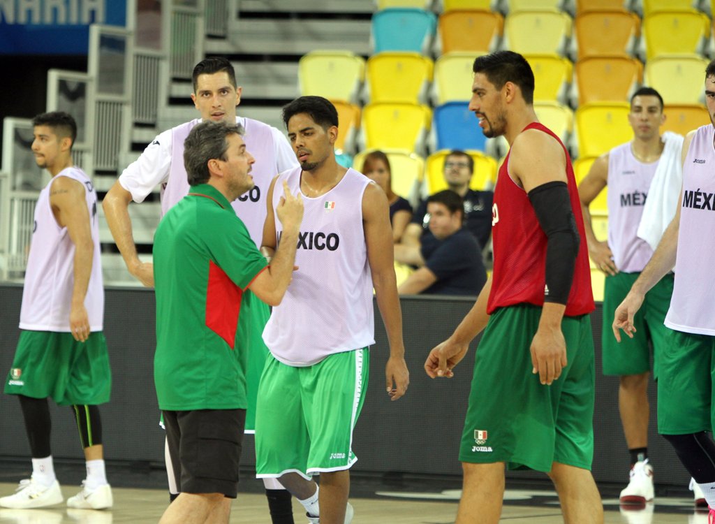 Sergio Valdeolmillos discute algunos puntos con el delantero Gustavo Ayón 