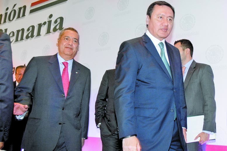 El titular de la Secretaría de Gobernación acudió a la plenaria de los diputados priistas.