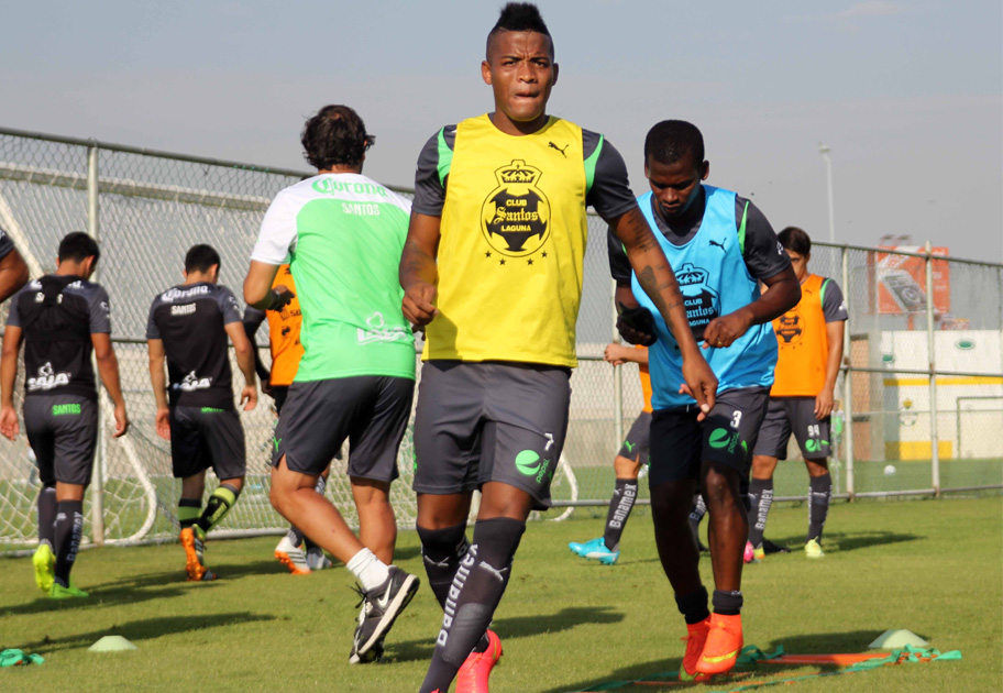 Andrés Rentería delantero del Santos Laguna. 
