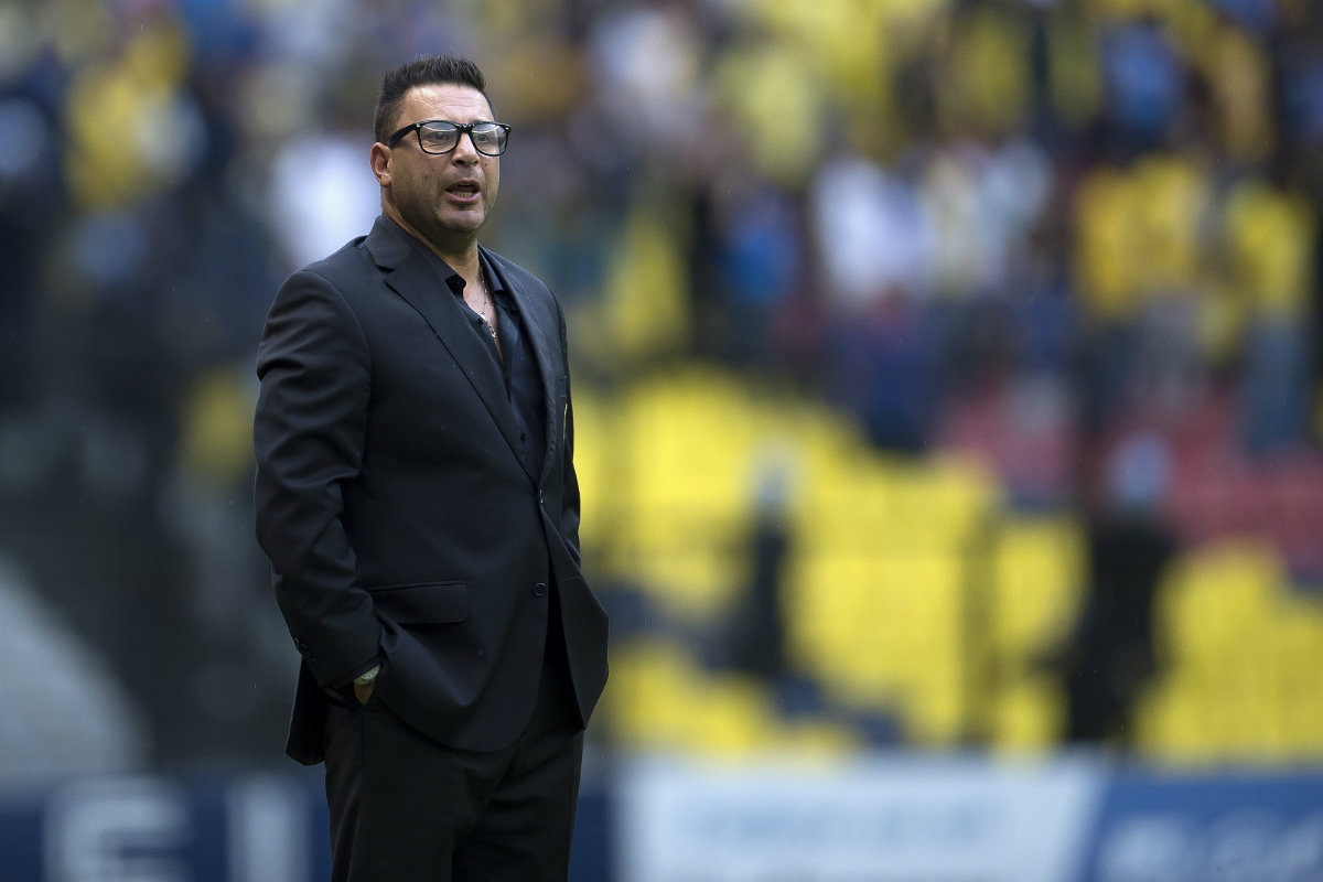 Antonio Mohamed en su zona técnica en partido de Concachampions 