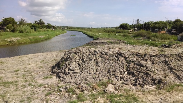 Con ayuda de una retroexcavadora, camiones contenedores de tierra, el personal de Obras Públicas echó abajo una propiedad ubicada a unos metros del cu