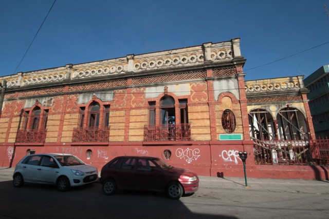 En la fachada fueron plasmadas algunas leyendas por jóvenes que se dedican al grafiti urbano, ignorando el grave daño que causan a este tipo de inmueb