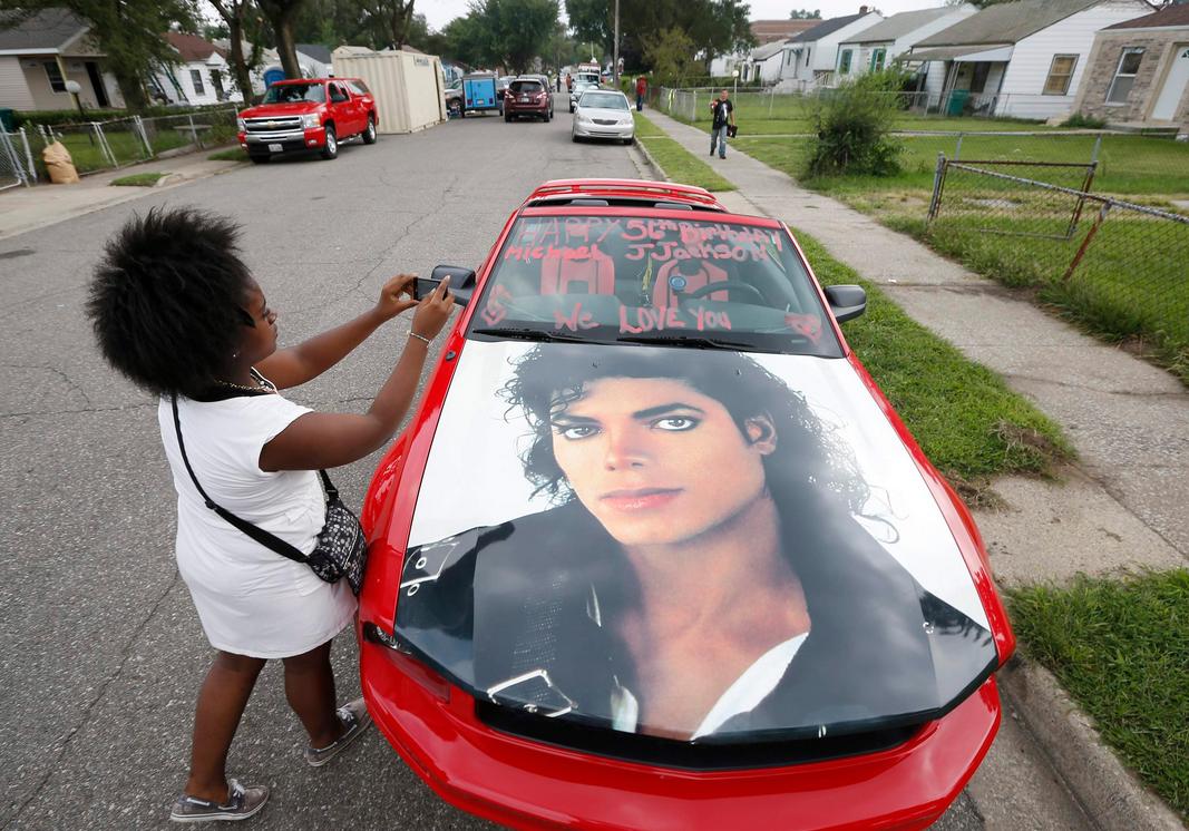 Los fans de Michael Jackson recordaron al cantante con imágenes en sus autos. 