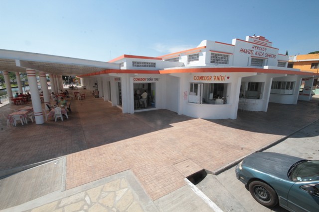 De los 70 locales con los que cuenta el recién inaugurado mercado  Manuel Ávila Camacho, apenas seis están funcionando, y otros cinco están en adecuac