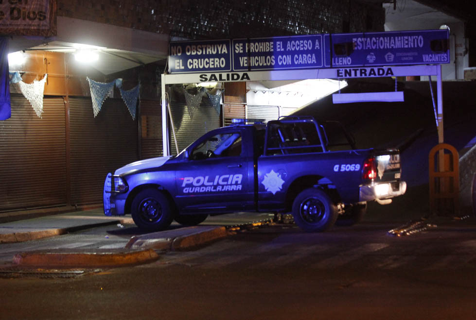 tanto policías de Guadalajara resguardaban el mercado