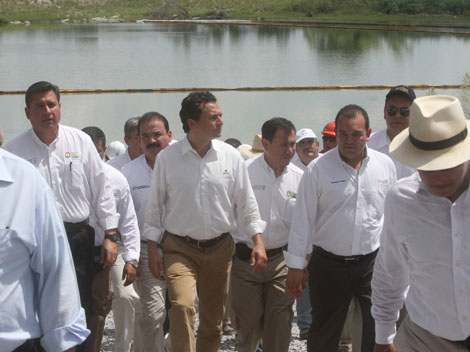 El titular de Pemex, Emilio Lozoya, realizó un recorrido por los márgenes del río San Juan, afectado por el derrame de crudo. 