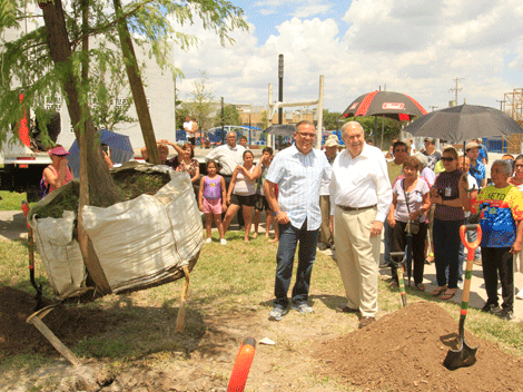 Jesús Hinojosa y el alcalde de San Nicolás de los Garza, Pedro Salgado Almaguer, plantan un sabino que el primero donó al parque que lleva su nombre.