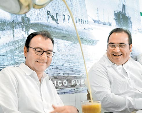 El secretario de Hacienda desayunó en el café La Parroquia con el gobernador de Veracruz, Javier Duarte. 