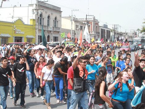 Los jóvenes recorrieron las calles del centro de la ciudad.