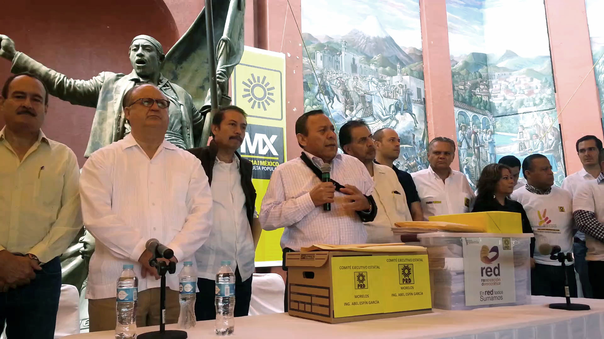 Zambrano acudió a Morelos a recibir más de 100 mil firmas que su partido reunió para sumarlo al tanto que el PRD ha conjuntado en el resto del país.