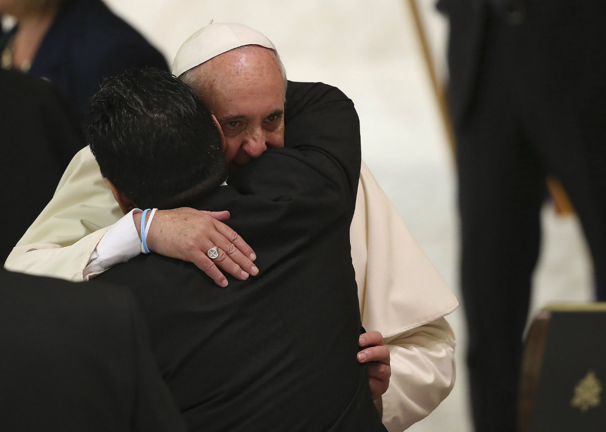 Abrazo entre Maradona y el Papa 