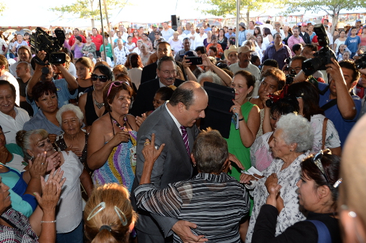 El gobernador sacó sus mejores pasos con los adultos mayores. 