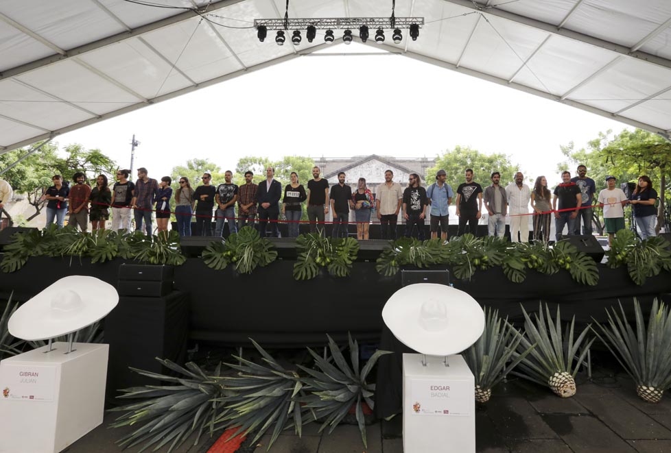 Intervienen sombreros de charro en “21 años, 21 artistas”