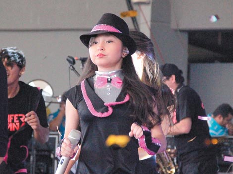 La niña cautivó a miles de asistentes a Viva La Radio Saltillo.