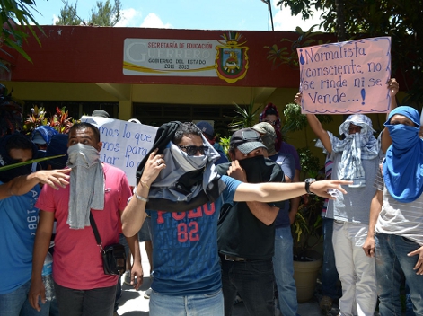 Los normalistas rechazaron que un examen estandarizado sea la única vía para obtener una plaza, pues la evaluación no toma en cuenta la realidad de ca