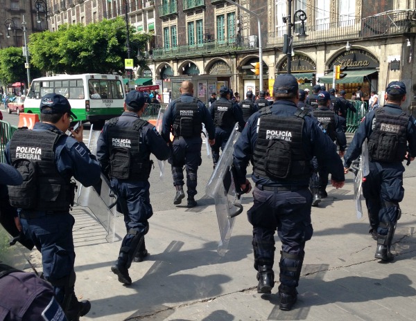 Policías federales resguardan el Zócalo por el segundo informe del Presidente.