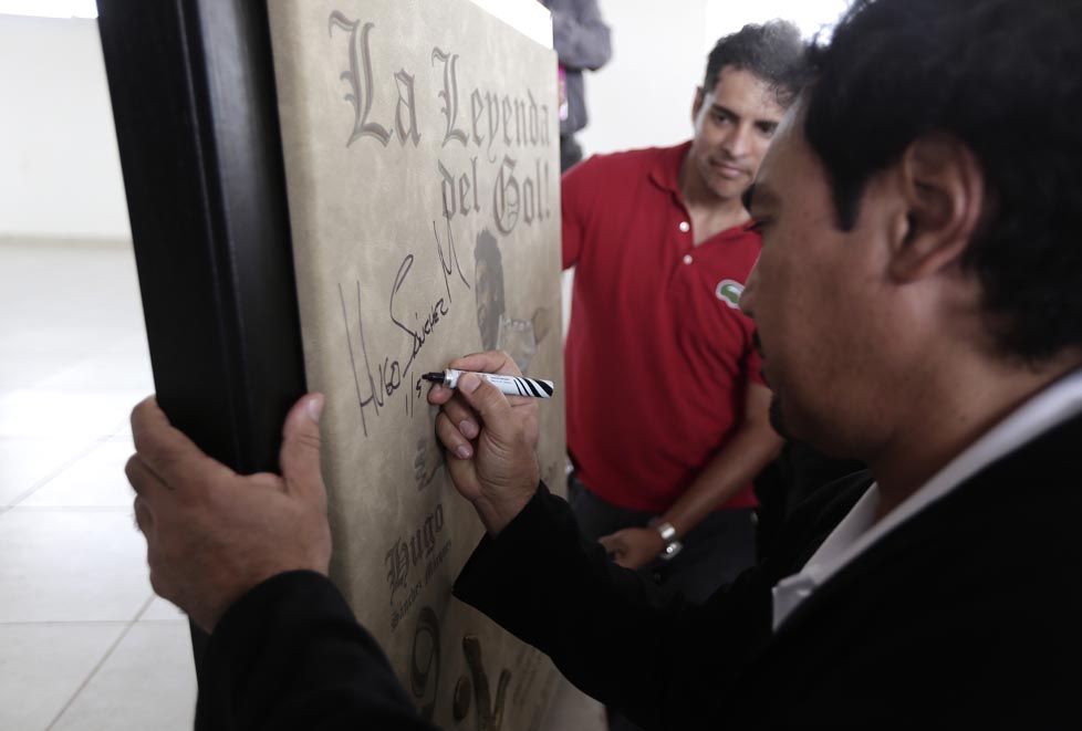 Rinden homenaje a Hugo Sánchez en Ocotlán