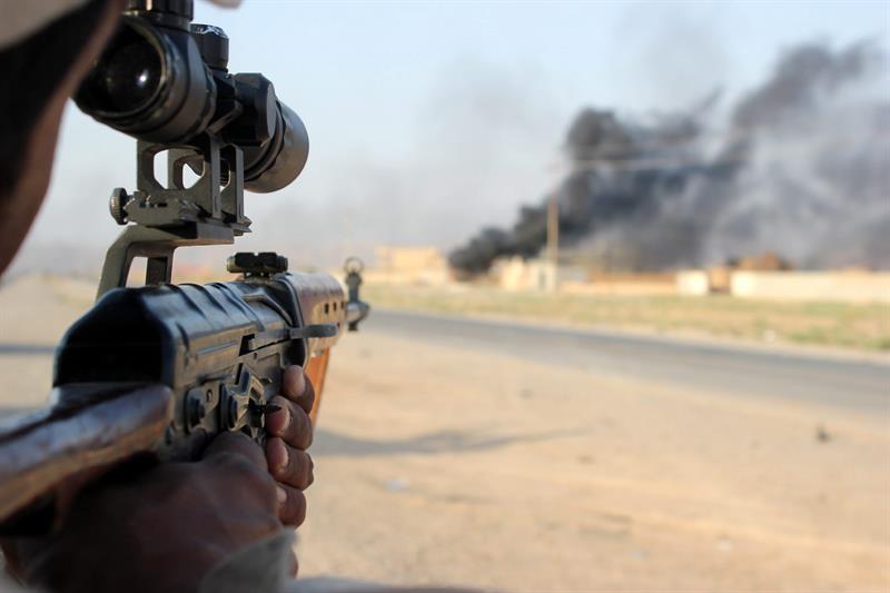 Un voluntario chiita de la milicia Brigadas de Hizbulá apunta su rifle hacia yihadistas del Estado Islámico, hoy en Amerli, Irak