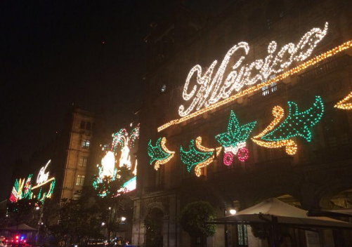 El alumbrado en el Zócalo del Distrito Federal por las fiestas patrias. 