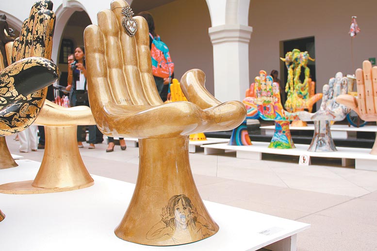 La artista Paola Celada está presente en la exhibición con esta pieza.