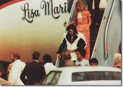  Elvis bajando de su avión ‘Lisa Marie’. 