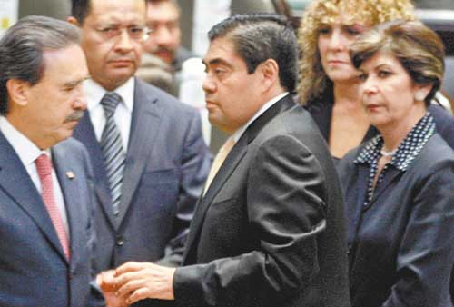 Emilio Gamboa dialoga con Miguel Barbosa.