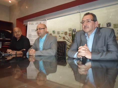 De izquierda a derecha, Carlos Ortiz, vicepresidente del Colegio de Arquitectos; Mauricio Vargas, presidente de ese organismo; y Fernando Bazaldúa Cor