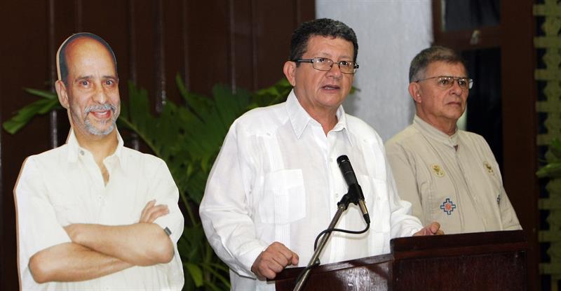 Jorge Torres Victoria, "Pablo Catatumbo"(c), delegado de las FARC, hoy en el Palacio de Convenciones de La Habana