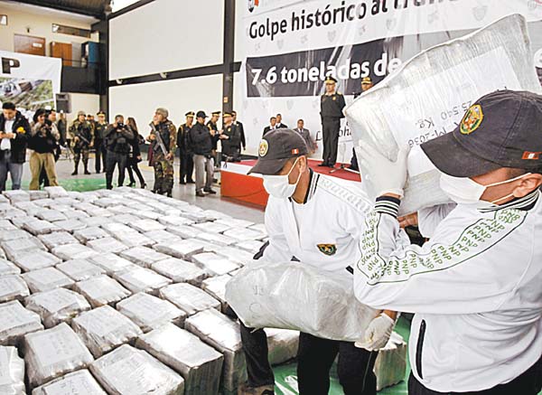 La droga fue mostrada en el aeropuerto de Lima.