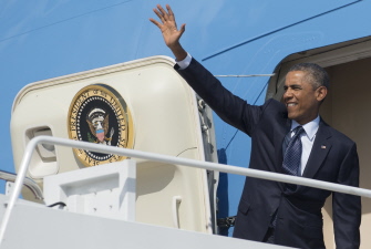 Obama saluda antes de entrar en el Air Force One en la base aérea de Andrews, Maryland, para partir hacia Tallinn, capital de Estonia