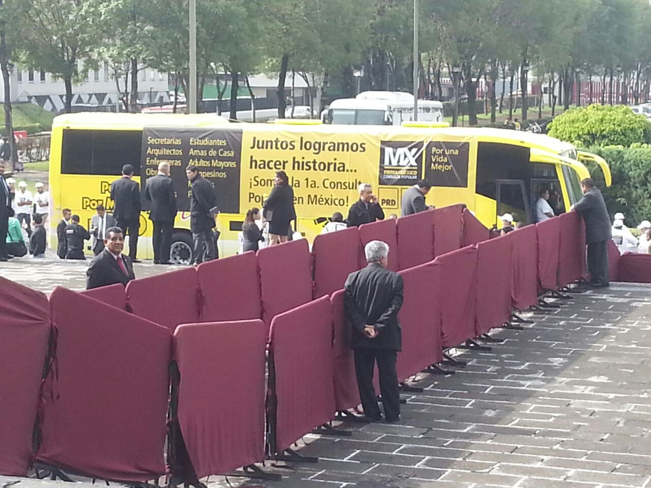 Un autobús del PRD ingresó al Palacio de San Lázaro para descargar las más de dos millones de firmas que el partido presentará para solicitar una cons