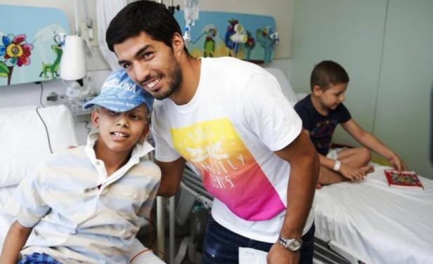 Luis Suárez visitó a niños que luchan contra el cáncer